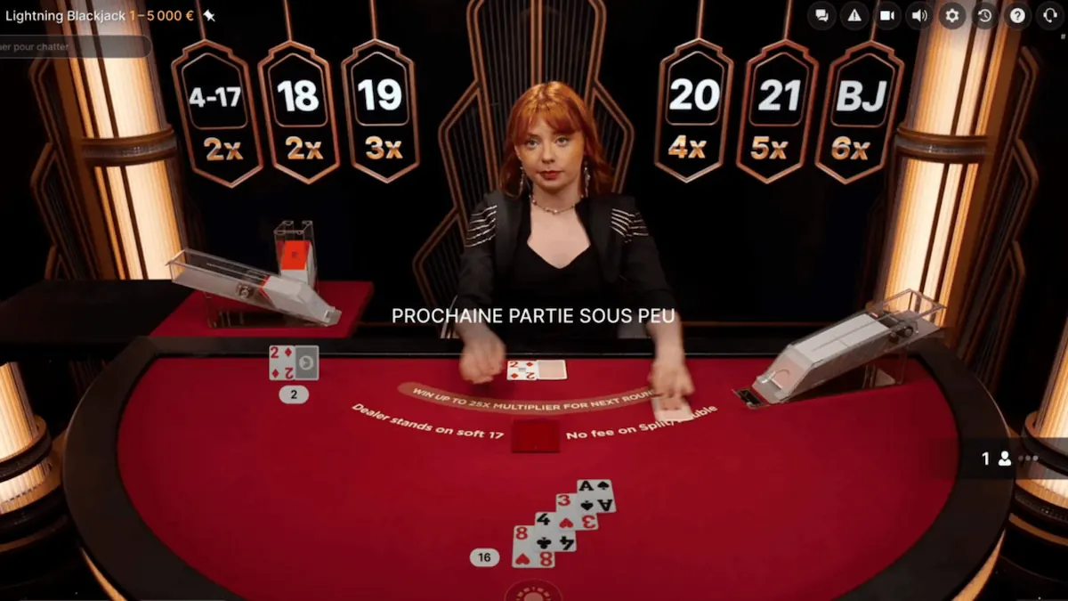 Partie en cours sur une table de Lightning Blackjack avec croupier en direct.
